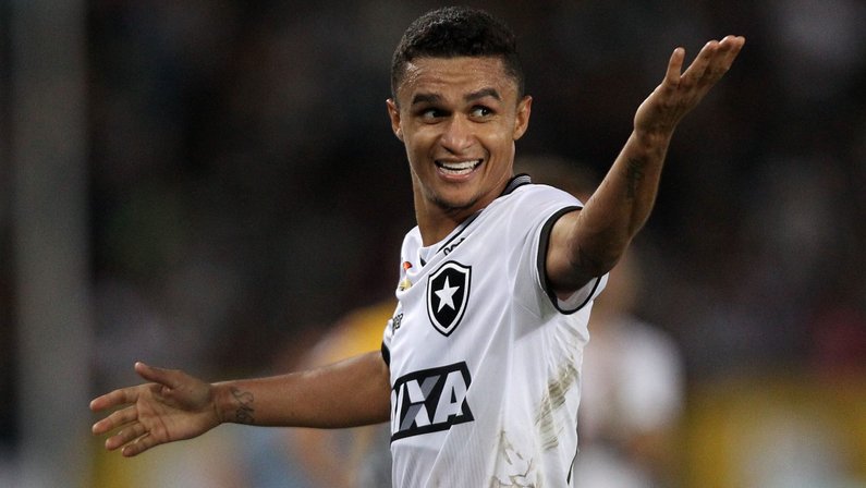 Rejeitado no Palmeiras, Erik volta ao Botafogo com status de xodó