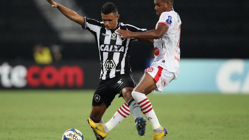 Após reestreia frustrante pelo Botafogo, Erik mira o clássico: ‘Pode mudar o clima’