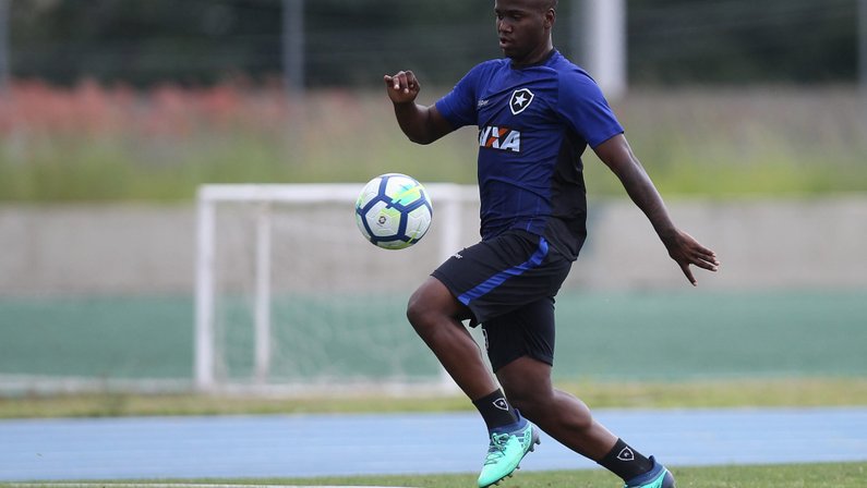 Após estreia internacional pelo Botafogo, Jonathan diz: ‘Tudo acontecendo muito rápido’