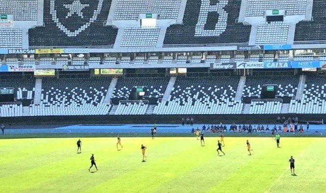 Madureira vence Botafogo com gol de Cláudio Maradona em jogo-treino no Estádio Nilton Santos