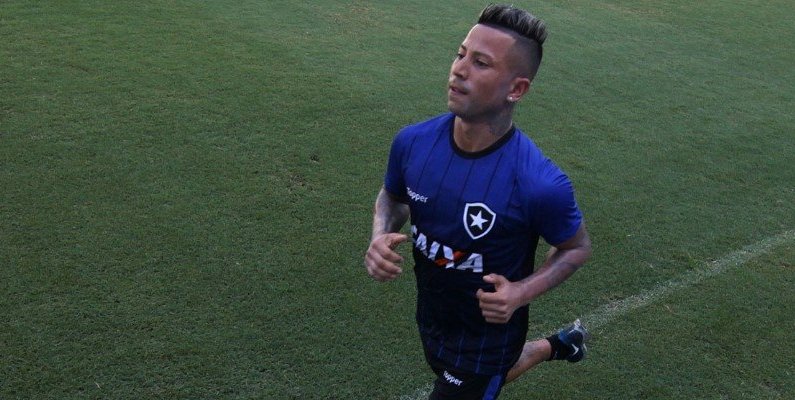 Leo Valencia tem contrato com o Botafogo até julho de 2020