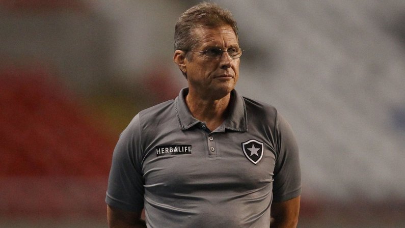 Botafogo tem 20% da venda de Leandro Carvalho penhorada por ação de Oswaldo de Oliveira