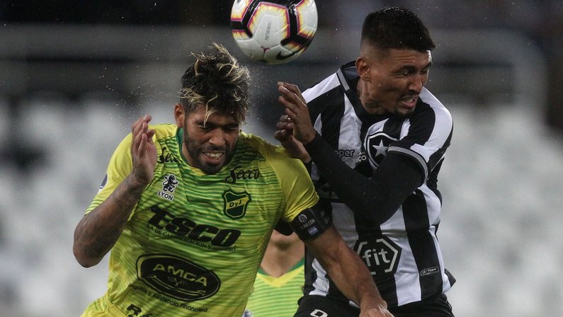 Em vantagem, Botafogo tenta segurar Defensa y Justicia, às 21h30, para avançar na Sul-Americana