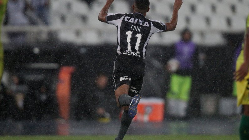 Erik salva Botafogo de novo e vira esperança para espantar crise no clube