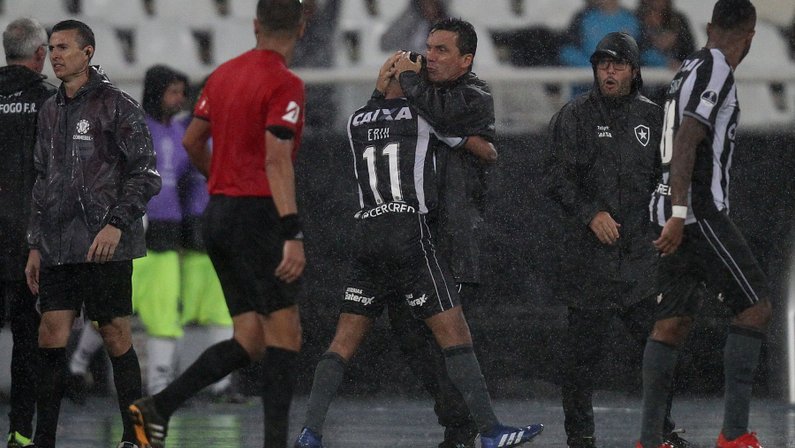 Zé Ricardo destaca espírito de mata-mata do Botafogo e elogia Erik: ‘Realidade do futebol’