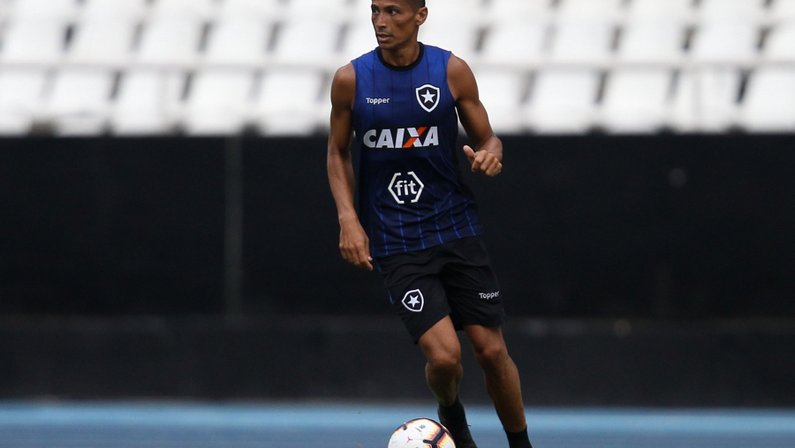 Cícero prioriza jogar recuado e esfria expectativa pelo ataque no Botafogo