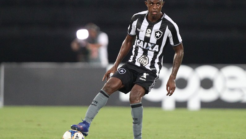 Com ‘mochila vazia’, Marcelo se destaca no Botafogo: ‘Não é mais promessa, é realidade’