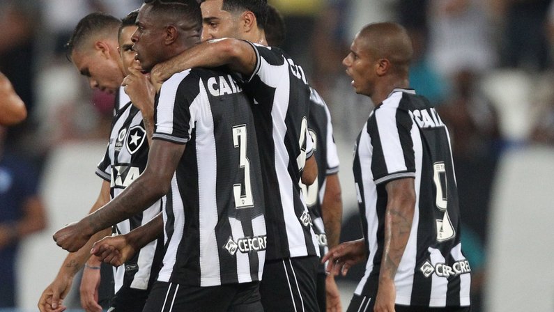 Autor do gol de empate no clássico, Marcelo destaca evolução do Botafogo