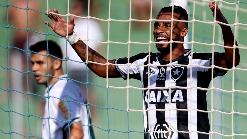 Alex Santana celebra boa fase no início pelo Botafogo e comenta apelido de ‘Yaya’