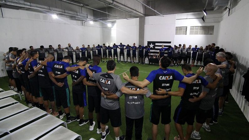 Elenco do Botafogo realiza oração para as vítimas de tragédia do Flamengo