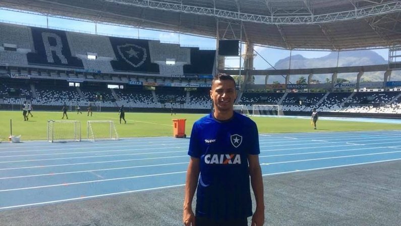 Cícero realiza primeiro treino no Botafogo e deve poder jogar em duas semanas