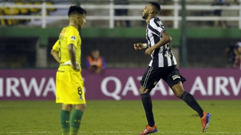 Alex Santana relembra golaço pelo Botafogo contra o Defensa y Justiça e brinca: ‘O gol que Pelé não fez’