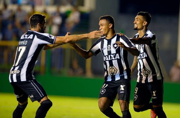 VÍDEO: Gols de Erik e o golaço histórico de Alex Santana na vitória do Botafogo sobre o Defensa y Justicia