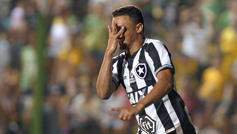 Erik ainda é vice-artilheiro do Botafogo, mesmo sem jogar há quatro meses