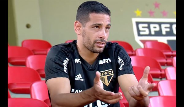 Botafogo espera liberação de Diego Souza