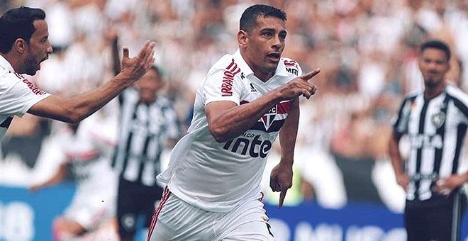 Interessado em Diego Souza, Botafogo adota paciência na negociação