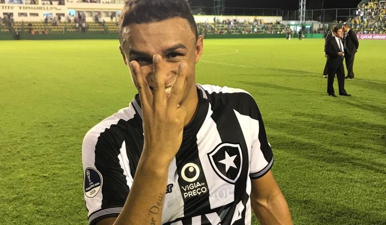 Erik decide classificação do Botafogo na Sul-Americana com três gols: ‘Melhor impossível’