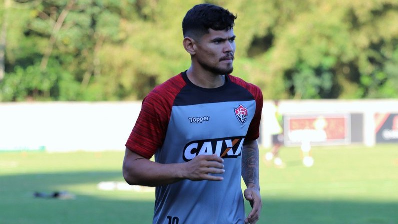 Botafogo mostra interesse em Léo Ceará, do Vitória, e pode ceder Gilson em troca