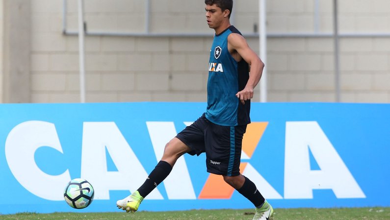 Após Diego Souza, Fernando também é regularizado para atuar pelo Botafogo