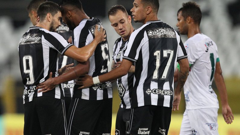 Boas opções, mas… Falta de encaixe no meio-de-campo tem travado o Botafogo