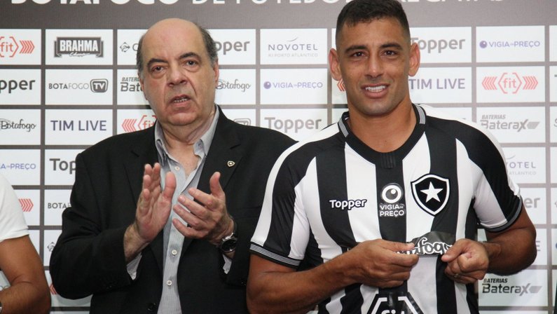 VÍDEOS: os bastidores da apresentação de Diego Souza no Botafogo e a entrevista completa