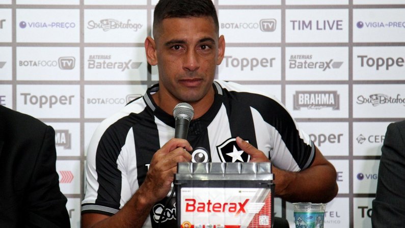 Diego Souza já esquece passado em chegada ao Botafogo e avisa: ‘Não vim ao Rio para passear’