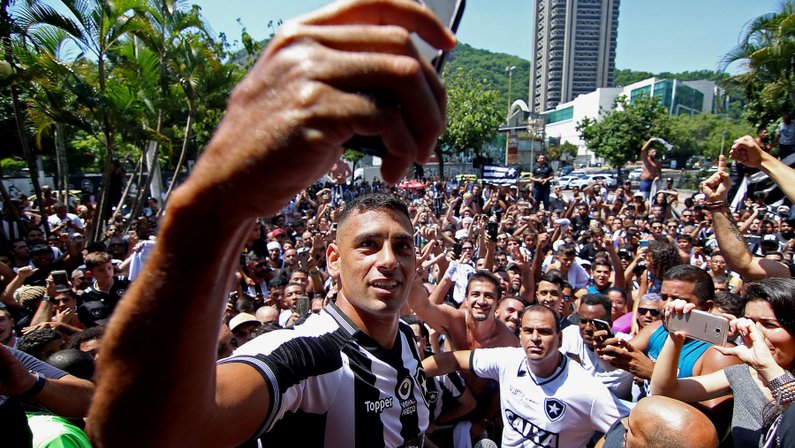 Botafogo envia carta autografada de Diego Souza para ‘bombar’ programa de sócios