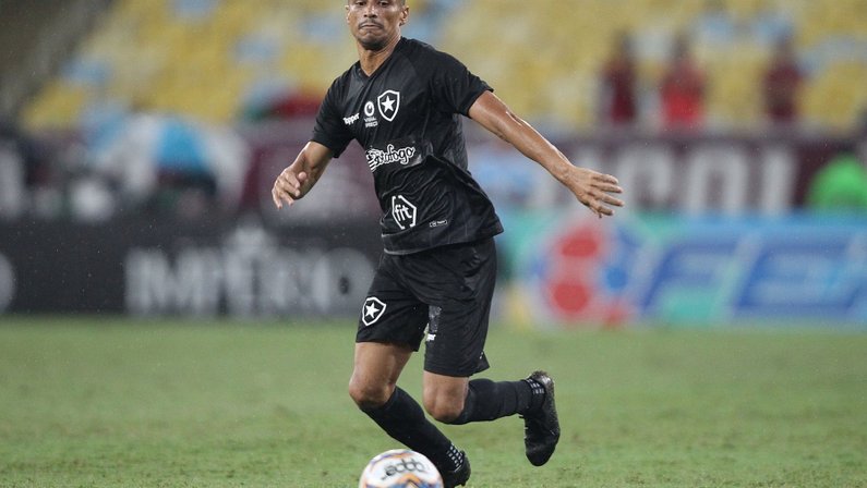 Mais recuado, Cícero se encontra e acumula boas atuações pelo Botafogo