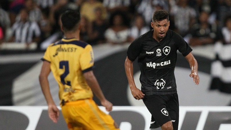 Igor Cássio dá a volta por cima após lesão e estreia como profissional do Botafogo: ‘Deixei boa impressão’