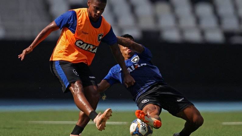Botafogo anuncia renovações de contrato com Wenderson e Rickson
