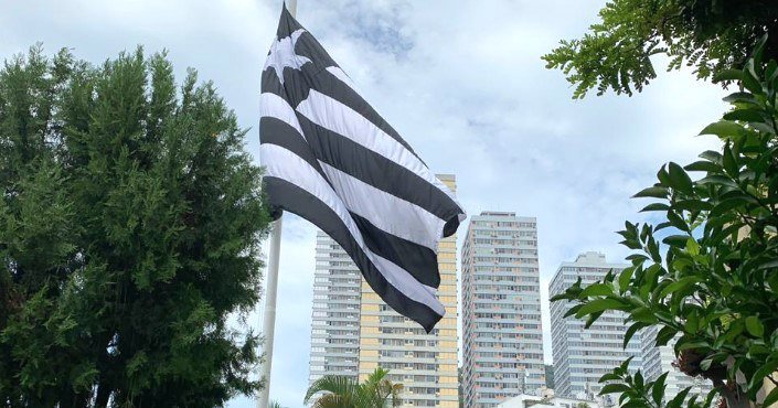 Nova bandeira do Botafogo em General Severiano
