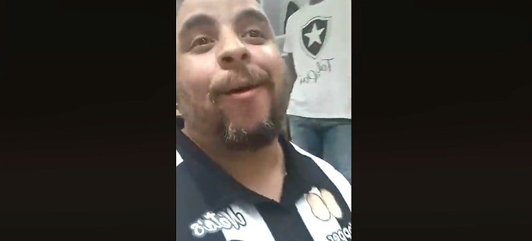 Luiz Fernando Araujo filma camisas do Botafogo à venda em Dia dos Pais em Angola