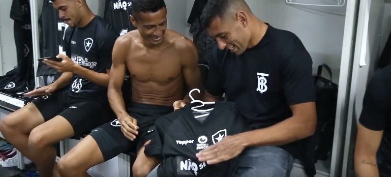 Cícero e Diego Souza brincam no vestiário do Botafogo