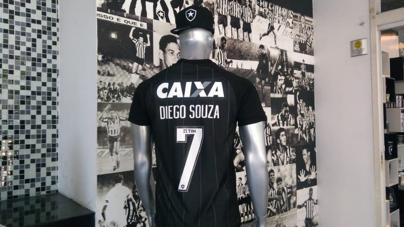 Manequim com camisa 7 do Botafogo de Diego Souza