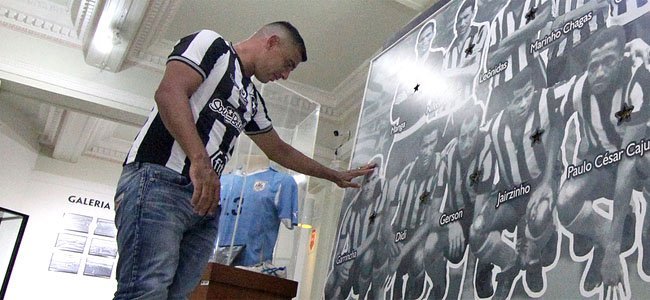 Novo camisa 7, Diego Souza toca Garrincha em mural no Botafogo