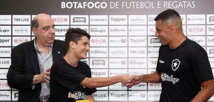 Botafogo quer reaproximar torcedor do clube após contratação de Diego Souza
