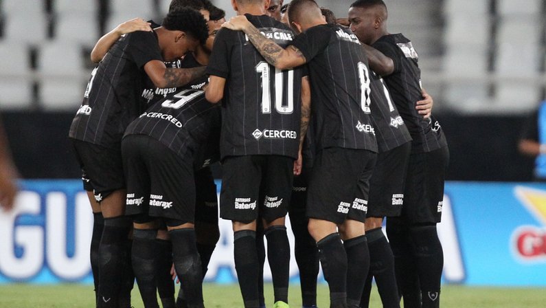 Com quase dois meses de salários atrasados, jogadores do Botafogo decidem não concentrar