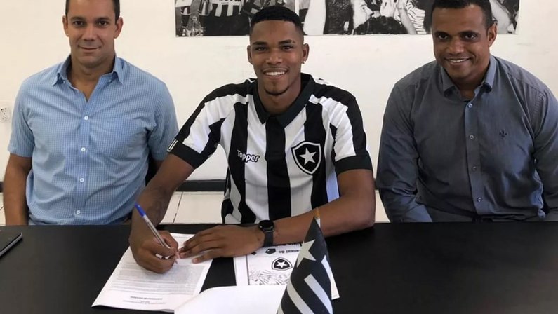Botafogo prorroga contrato do jovem lateral-esquerdo Lucas Barros até 2022