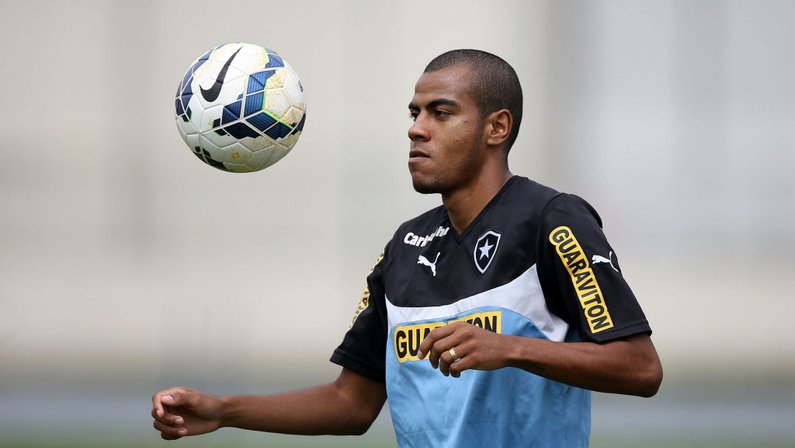 Lateral ex-Botafogo é preso no interior de SP por porte de drogas