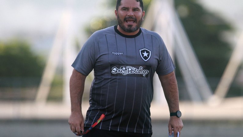 Sem Diego Souza, Eduardo Barroca comanda primeiro treino pelo Botafogo