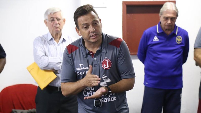 Técnico ‘em casa’, Alex Alves deixou Botafogo na melhor fase, se arrependeu de saída e viveu dramas
