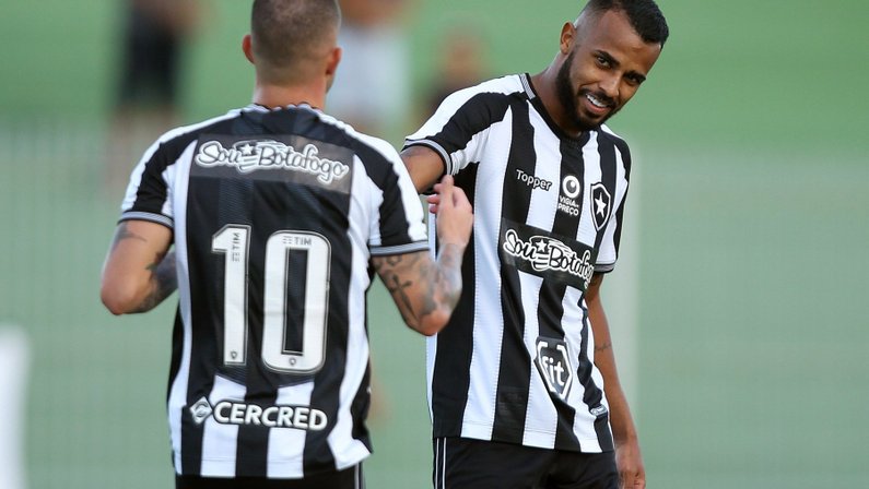 Herói recente e invicto: Alex Santana pede foco para o Botafogo ‘fazer a quadra’