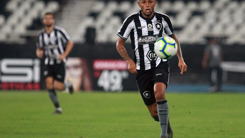 Gilson e João Paulo são dúvidas no Botafogo para clássico com o Fluminense
