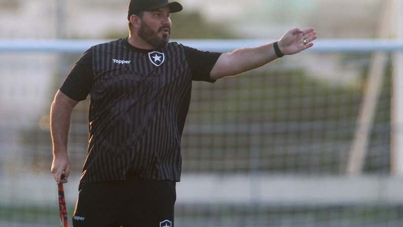 Barroca revela quem sai para entrada de Diego Souza e espera melhora na criação do Botafogo