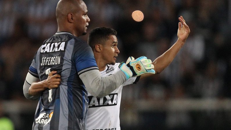 Jefferson e Erik comemoram vitória do Botafogo sobre o Coritiba: ‘Haja coração! Eu acredito!’