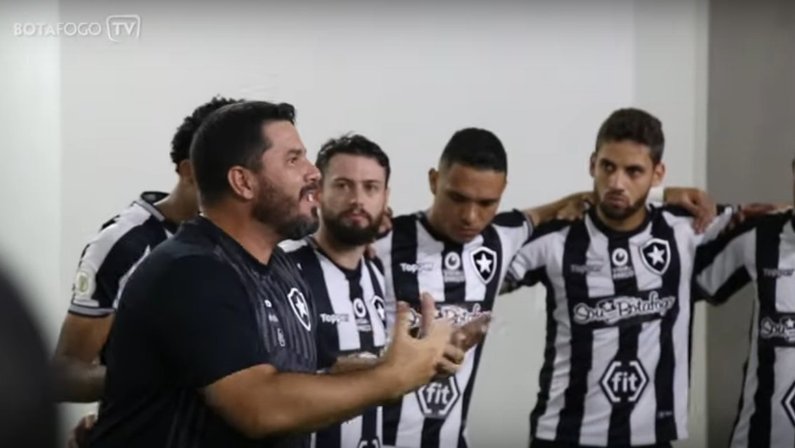 VÍDEO: Barroca inflama Botafogo na preleção: ‘Trabalhei uma vida para dirigir jogadores como vocês’