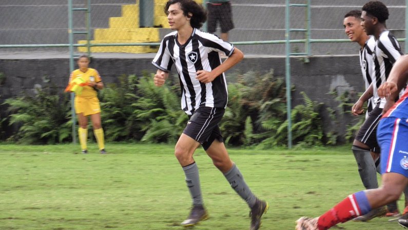 Base: Matheus Nascimento faz golaço em vitória do Botafogo na Taça Rio Sub-17