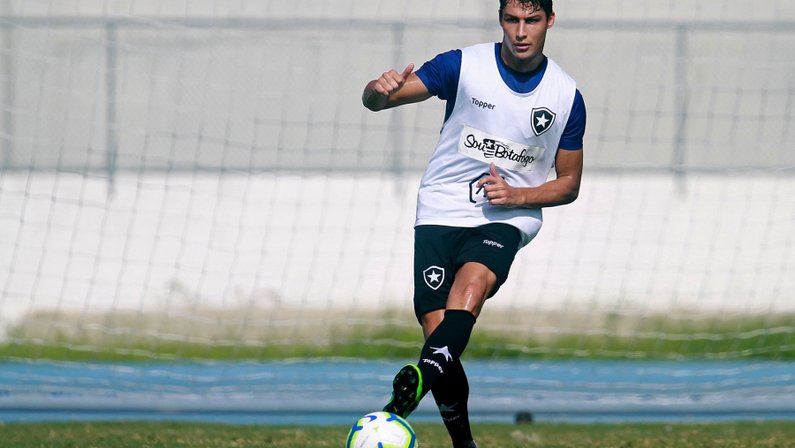 Feliz, Marcinho cresce individualmente e vira alternativa em outra função no Botafogo