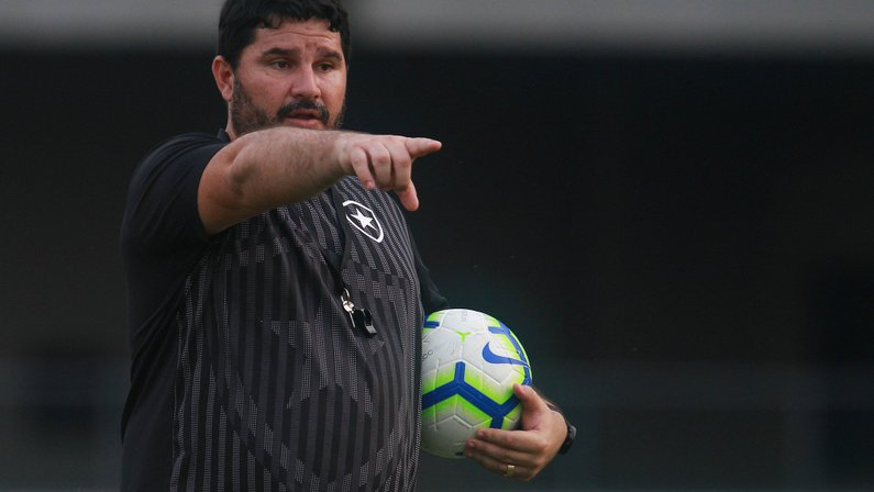 Barroca faz testes e analisa elenco do Botafogo em busca de soluções para o ataque