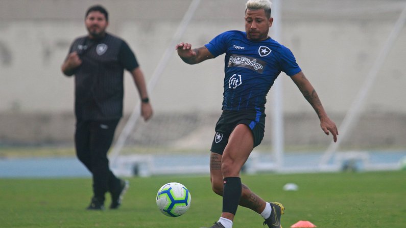 Contra o Bahia, Leo Valencia retorna ao palco de atuação com mais participações em gols pelo Botafogo